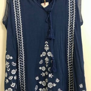 Polera azul con bordados
