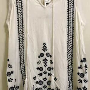 Polera con bordados negros