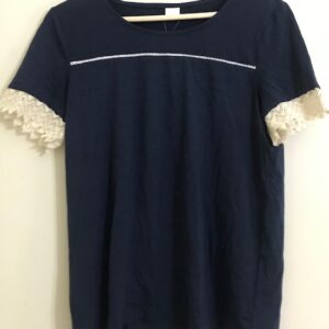 Polera azul con macramé