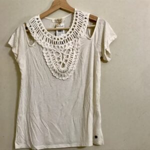 Polera blanca incrustaciones